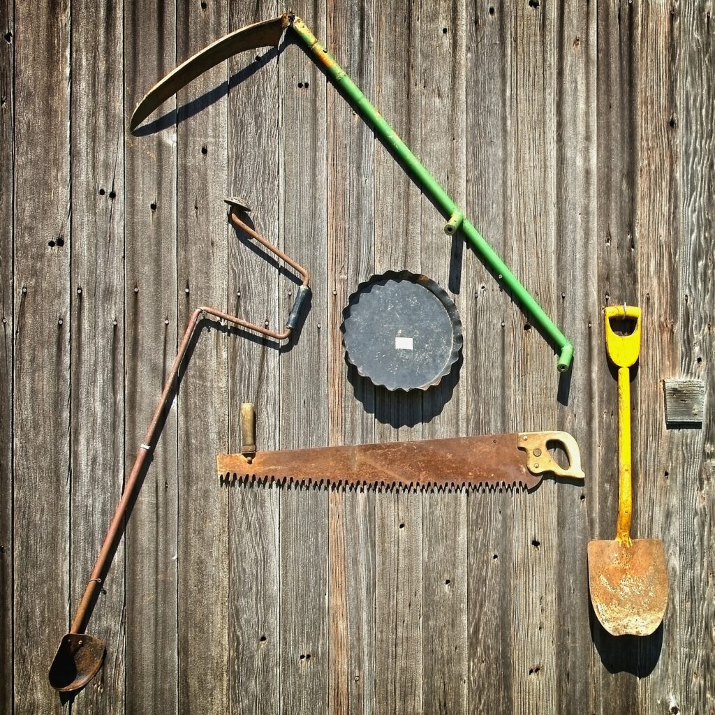 Selección de herramientas agrícolas clásicas para la siembra