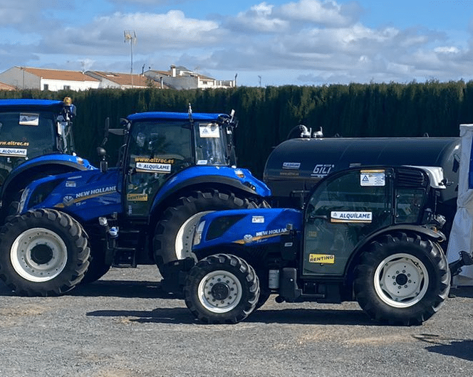 Tractor Altrac con cuba de riego mostrada en la I feria Provincial del Sector Oleico en Beas, Huelva